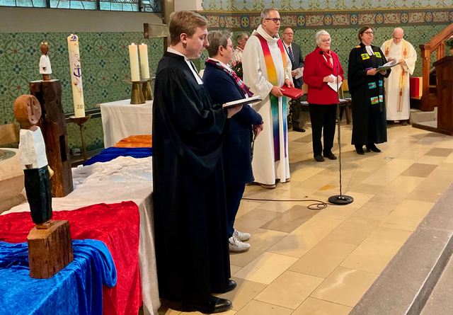 Eine gemeinsame Fürbitte, vorgetragen von Kevin Hosmann, Vikar der Lutherkirche, Dekanatsvorsitzende Claudia Graf, Andreas Sturm, Pfarrer der Alt-Katholischen Gemeinden Singen und Sauldorf, Karin Burger von der Katholischen Frauengemeinschaft Deutschland und Lutherkirchen-Pfarrerin Andrea Fink-Fauser (von links nach rechts). Im Bildhintergrund Pfarrer i.R. Bernhard Knobelspies (rechts) sowie Günter Dreher von der Neuapostolischen Kirchengemeinde (Mitte). | Foto: Bernhard Grunewald