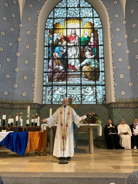 Im Rahmen der Eröffnung der achten Singener Vesperkirche trug Pfarrer i.R. Bernhard Knobelspies im Wechsel mit der Gemeinde Psalm 139 vor. | Foto: Bernhard Grunewald