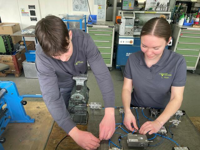 Förster-Technik bietet seinen Auszubildenden vielfältige Einblicke in innovative Technologien und ermöglicht praxisorientiertes Lernen. Im Bild: die beiden Industriemechaniker-Azubis Dennis Romaschov (links) und Laura Mick. | Foto: Förster-Technik