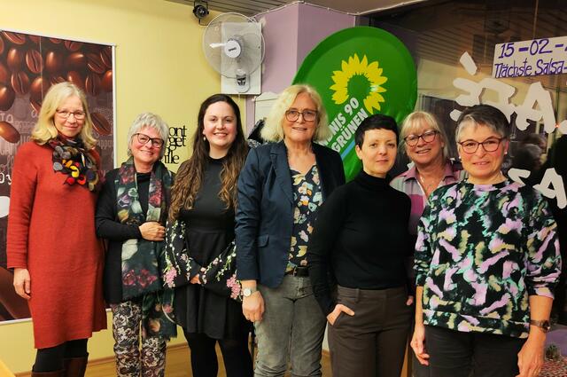 Von links: Birgit Deppermann, Petra Kaul, Rosa Buss, Alice Engelhardt, Eva Edelmann-Ohler, Charlie Schleuter, Regina Gromball. | Foto: Grüne OV Stockach
