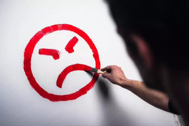 Wenn Malern der Pinsel ausrutscht: Das Wut-Gesicht ist das aktuelle Top-Motiv von Malern und Lackierern im Kreis Konstanz, sagt die IG BAU. Den Grund liefert sie gleich mit: Die Maler-Gewerkschaft wirft den Arbeitgebern einen „enormen Lohn-Geiz“ vor. | Foto: IG BAU |Florian Göricke