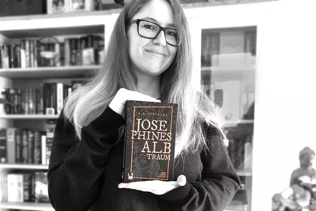 Angelika Seibl mit ihrem ersten und eigenständig veröffentlichten Roman "Josephines Albtraum". | Foto: Angelika Seibl