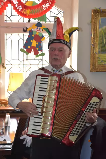 Für beste musikalische Unterhaltung mit Stockacher Fasnetsliedern sorgte Altnarrenrichter Karl Bosch auf seiner Harmonika.  | Foto: Philipp Findling
