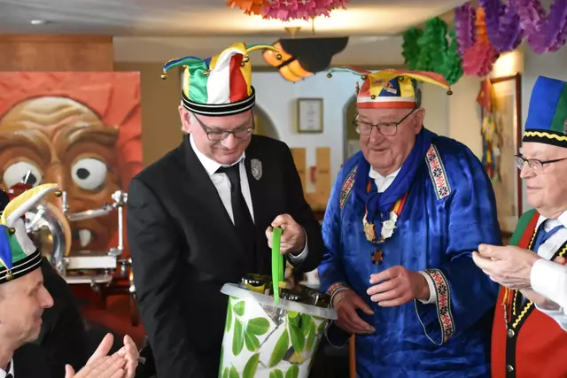 Von Laufnarr Herbert Birmele gab es sogar einige guten Tropfen Weißburgunder für das Narrengericht.  | Foto: Philipp Findling