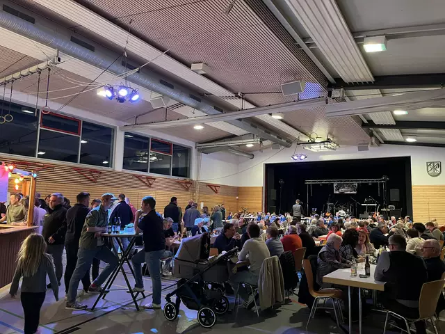 Die Musikvereine Bietingen und Randegg in der sehr gut gefüllten Halle. | Foto: MV Bietingen