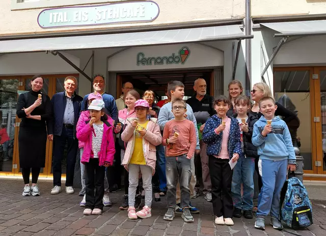 Nachdem die Kinder zuvor beim Eiscafé Fernando über die Schulter schauten, gab es danach selbstverständlich für jeden auch ein Eis.  | Foto: Karin Rapp