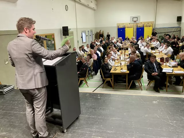 Wahlleiter und Bürgermeister Holger Mayer erläutert den anwesenden Stimmberechtigten der Freiwilligen Feuerwehr Hilzingen die Stimmzettel zum Wahlakt in der vollbesetzten Duchtlinger Turnhalle.