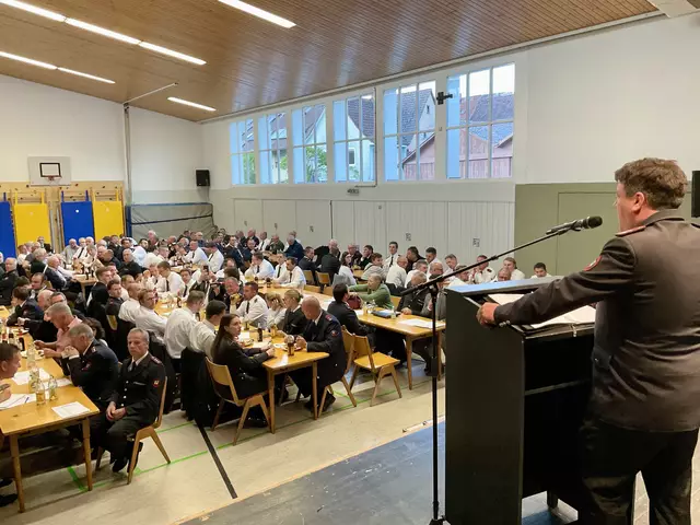 Heiko Jäckle gibt als Stellvertretender Kommandeur der Freiwilligen Feuerwehr Hilzingen einen ausführlichen Bericht zur Hauptversammlung in der Duchtlinger Turnhalle.