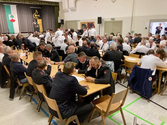 Seit gut 15 Jahren zerbricht sich die Freiwillige Feuerwehr Hilzingen den Kopf über das Kommando an der Spitze: Peter Graf stellte 2010 seine Funktion als 1. Ehrenamtlicher Kommandant zur Verfügung - sein Nachfolger ab 2012, Jean-Pierre Müller, folgte seinem Beispiel im Frühjahr 2024. Seither fand sich noch kein ehrenamtlicher Nachfolger, weshalb die Stelle nun offiziell und hauptamtlich ausgeschrieben werden soll - die Suche geht weiter.