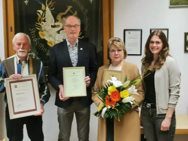 WolfgangHess, der vom Badischen Sängerbund für 25 Jahre Singen im Chor geehrt wurde, sowie die neuen Ehrenmitglieder Berthold Bohner und Gerlinde Becker zusammen mit Dirigentin Clarissa Bohner (von links). | Foto: Gesangsverein Frohsinn Anselfingen