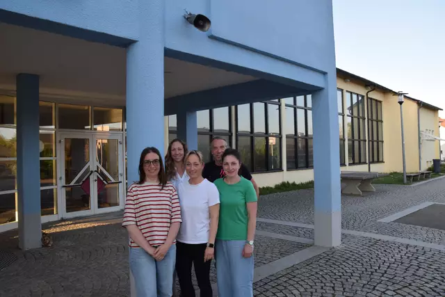 Der Vorstand des Fördervereins geht mit diesem Personal in seine letzte Amtsperiode. Von links Vorsitzende Maria Schäfer, Beisitzerin und Elternbeirat Bernadette Nied, Kassiererin Jasmin Trüb, Beisitzer und Schulleiter Jörg Dening und zweite Vorsitzende Cansel Sahin-Geitner. | Foto: Sebastian Ridder