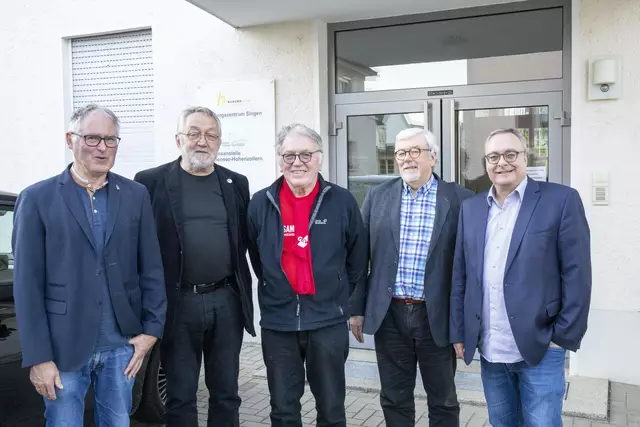 Alfred "Freddy" Gruber (ehemaliger Vorsitzender des Maggi Betriebsrats und des Nesté Gesamtbetriebsrats, von links), Klaus Mühlherr (DGB Kreisvorsitzender Konstanz), Jürgen Hinzer (ehemaliger Bundesstreikbeauftragter der NGG), Prof. Franz Segbers, Wegbegleiter von Jürgen Hinzer sowie Moderator Burkhard Siebert (NGG Geschäftsführer Region Schwarzwald-Hochrhein). | Foto: Uwe Johnen