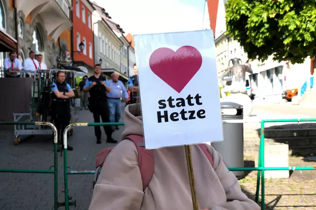 Während im Bürgerhaus Adler Post eine vieldiskutierte Veranstaltung der AfD stattfand, besuchten rund 120 Personen eine Kundgebung mit dem Titel "Stockach und die Region stehen zusammen: Für Demokratie und Vielfalt. Gegen Hass". | Foto: Elsa Frey-Wolf