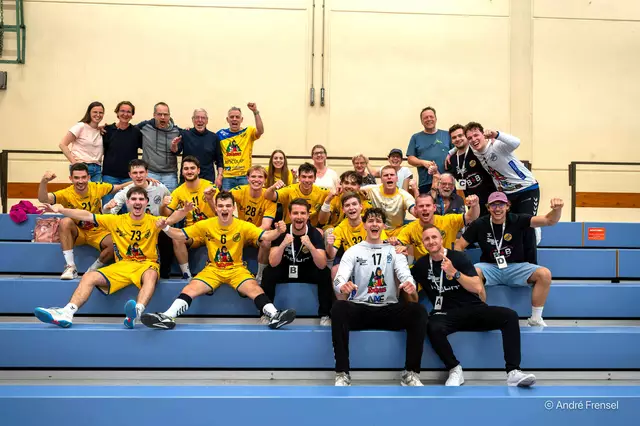 Der Jubel war groß bei der U21 der HSG Konstanz, schafften sie doch nach dem 36:30 Erfolg gegen die SG Kenzingen/Herbolzheim die Vizemeisterschaft in der Oberliga.  | Foto: André Frensel