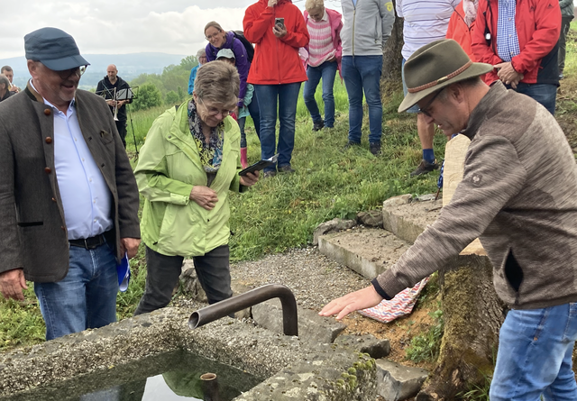 Zimmerermeister Peter Eschbach (rechts), Anneliese Faaß und Hans-Peter Lehmann bei der Brunneneinweihung. | Foto: Bernhard Grunewald