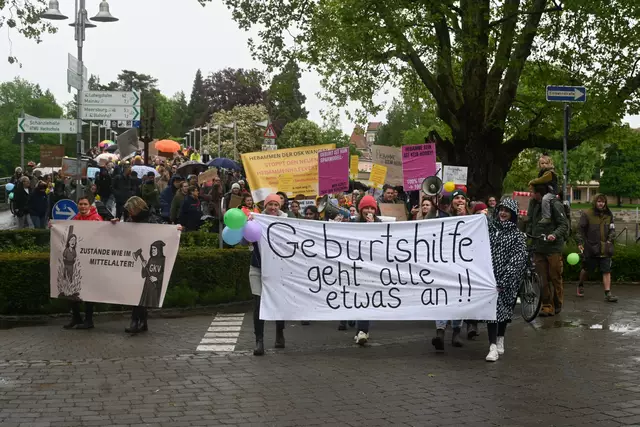 Rund 400 Teilnehmer hatte der Demonstrationszug der Beleghebammen, der sich über die Fahrradbrücke und die Laube in Richtung Münsterplatz bahnte.  | Foto: Philipp Findling