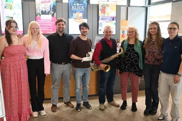 Die Schülerinnen Luana Dressnandt (von links) und Phoebe Höfler-Robitsch, Museumsleiter Julian Windmöller, Museumspädagoge Philipp Güntert, Musiker Uwe Ladwig, Martina Hartmann, Leiterin des Kurses Literatur und Theater am Nellenburg-Gymnasium sowie die Schülerinnen Carlotta Bauer und Emily Fischer haben ein spannendes Programm anlässlich der neuen Ausstellung im Museum vorbereitet.  | Foto: Tobias Lange