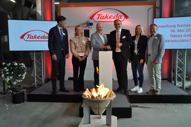 Nicht für die Initialzündung des Biomasseheizkraftwerks, aber zumindest für einen kleinen symbolischen Funken durften sie am Dienstag bei der Eröffnung sorgen: (von links) Landrat Zeno Danner, Takeda-Geschäftsführerin Dr. Ingeborg Borgheim, Standortleiter Dr. Dirk Oebels, Oberbürgermeister Bernd Häusler, Grünen-Landtagsabgeordnete Saskia Frank und SPD-Landtagsabgeordneter Hans-Peter Storz. | Foto: Anja Kurz