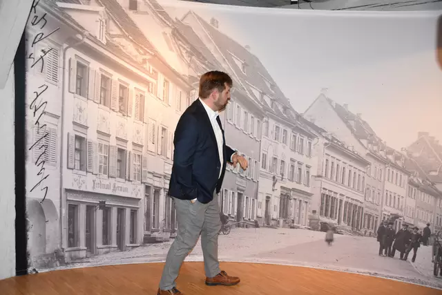 Unter anderem an einem riesigen Panorama der früheren Hauptstraße, wie es hier Museumsleiter Julian Windmöller tut, können die Besucher in der Ausstellung "Klick. Fotografien einer verlorenen Zeit" im Stockacher Stadtmuseum vorbeigehen.  | Foto: Philipp Findling