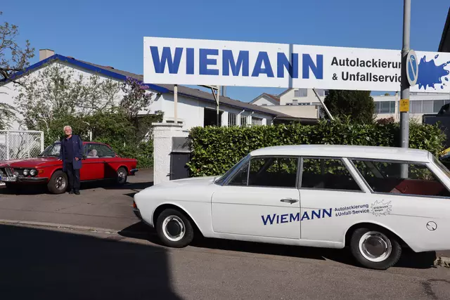 Inhaber Dieter Wiemann vor seiner Lackierwerkstätte mit seinen in der Region wohlbekannten Oldtimern. | Foto: swb-Bild: Juleda Kadrija