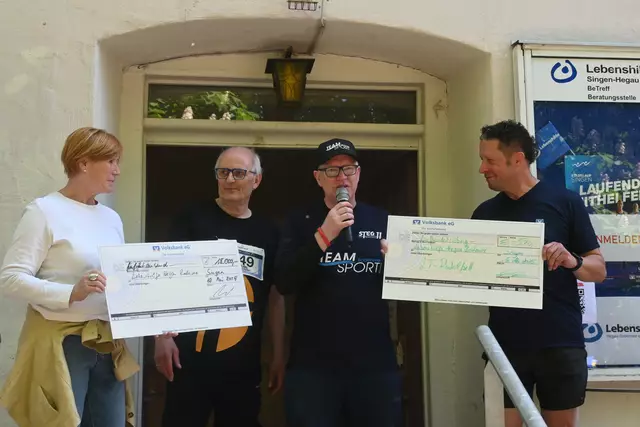 Zusätzlich zu den erlaufenen 15.000 Euro kamen beim Singener Stadtlauf für die Lebenshilfe Hegau-Bodensee nochmal 570 Euro vom Lauftreff Radolfzell obendrauf, feierlich überreicht von Moderator Michael Fleiner (2. von rechts). | Foto: Philipp Findling
