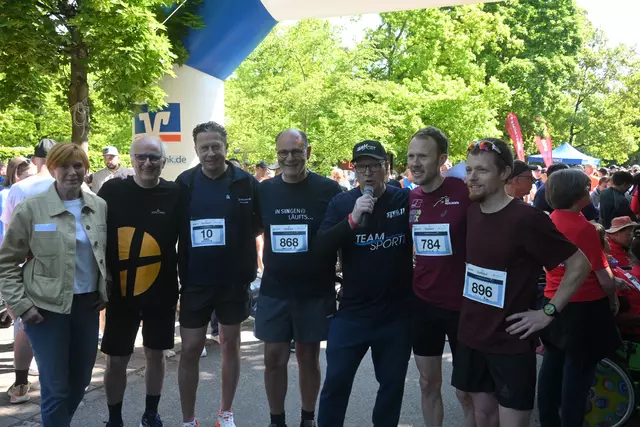 Von links: Regine Achatz, Hansjörg Reichert (beide Lebenshilfe), OB Bernd Häusler, Moderator Michael Fleiner, Marathon Europameister Richard Ringer und Jens Ziganke.  | Foto: Philipp Findling