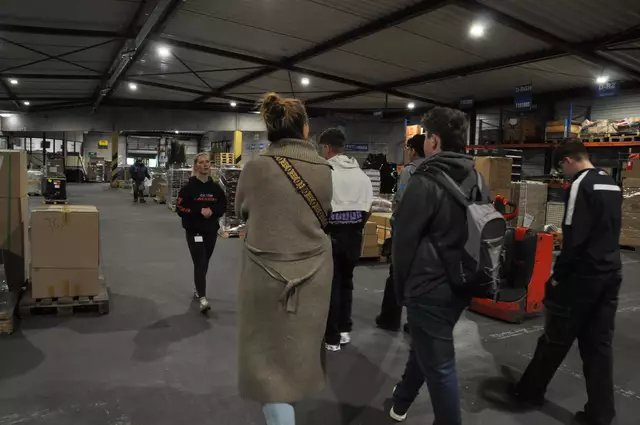 Teamleitung Jessica Kobus (links) zeigte den Schülern der Johann-Peter-Hebel-Schule die weiten Hallen der Spedition Maier - vom Lager über die Verwaltung bis zur Umschlagshalle. | Foto: Anja Kurz