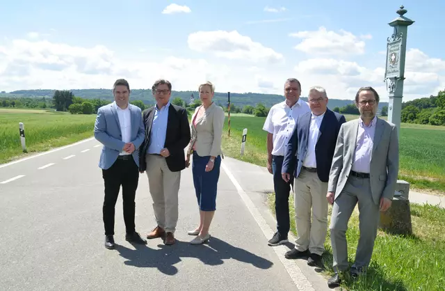 Ist vielleicht schon das Aussehen symbolträchtig? Während der deutsche Grenzpfosten (im Hintergrund) laut Bürgermeisterin Vera Schraner (Dritte von links) einem Armutszeugnis gleichkommt, kommt das Schweizer Grenzmahl (rechts) prächtig daher. Außerdem im Bild (von links) die Bürgermeister Holger Mayer (Hilzingen), Thomas Auer (Gailingen), Andreas Schmid (Öhningen), Ralf Baumert (Rielasingen-Worblingen) und Michael Klinger (Gottmadingen). | Foto: Anja Kurz