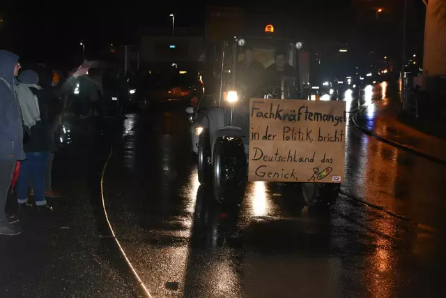 Ein klares Zeichen setzten die Landwirte der Region Anfang Januar 2024 auch hier in Stockach, um ein Zeichen gegen die Streichung der Subvention des Agrardiesels durch die damalige Ampel-Regierung zu setzen. Dass die neue Regierung dies nun wieder kippen wollen, befinden sowohl Andreas Deyer als auch Stefan Leichenauer als "Schritt in die richtige Richtung". | Foto: Philipp Findling/Archiv
