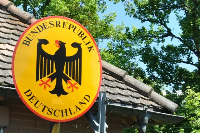 Dieses Emaille-Schild krönt die Bundesgrenzzeichen - eigentlich. Denn sie sind eine beliebte Trophäe und leicht zu stehlen. Nur an den wenigsten Orten sind sie daher noch vorzufinden. Sie im Original zu ersetzen kostet 500 Euro. | Foto: Anja Kurz