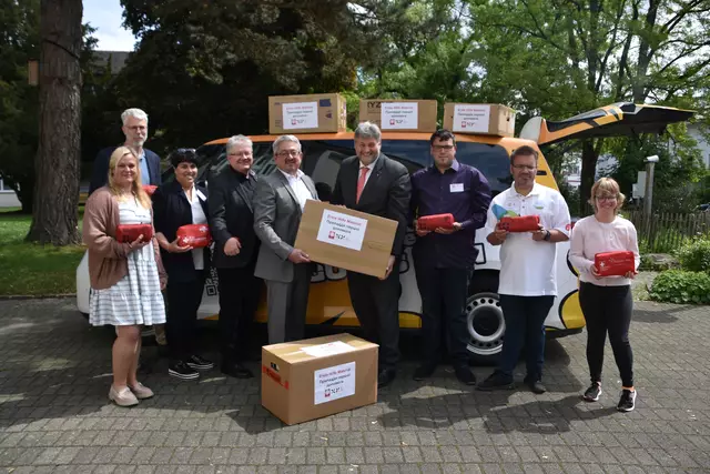 Die Mitarbeiter und Freunde der Caritas Singen-Hegau, allen voran Martina Kaiser (3. von links), Wolfgang Heintschel (4. von links) und Oliver Kuppel (5. von links) konnten im Rahmen zu 50 Jahren Caritas Singen-Hegau einige der rund 1.500 Hilfspakete an Diözesan-Vorstand Henric Peeters (6. von links) überreichen.