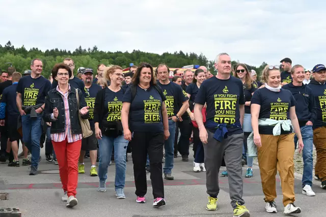 Die einen ließen es beim "Fit for firefighting", mit dem das Fest der Feuerwehr Hoppetenzell eröffnet wurde,  etwas ruhiger angehen. | Foto: Tobias Lange