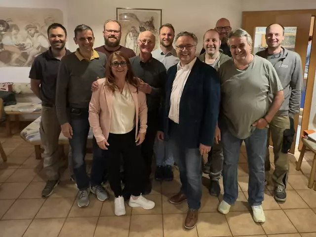 Die Schreiner-Innung Konstanz hat einen neuen Obermeister – Ralf Homburger aus Hilzingen (vorne 3. von rechts) übernahm dieses ehrenvolle und verantwortungsvolle Amt von Baldur Noebel (vorne Mitte). | Foto: Sven Schreijäck