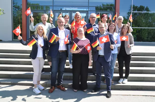 Egal ob von schweizer oder deutscher Seite: Für die Umsetzung der ersten Ausgabe des grenzüberschreitenden Chorprojekts "Singen grenzenlos" ziehen alle an einem Strang. | Foto: Anja Kurz