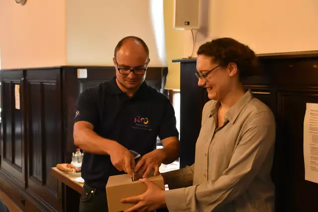 Dominik Isele (Kulturbüro Radolfzell) und Jaqueline Berl, Leitung Bürgerprojekte des Kulturbüros, während der Stimmabgabe des Gremiums. | Foto: Philipp Findling
