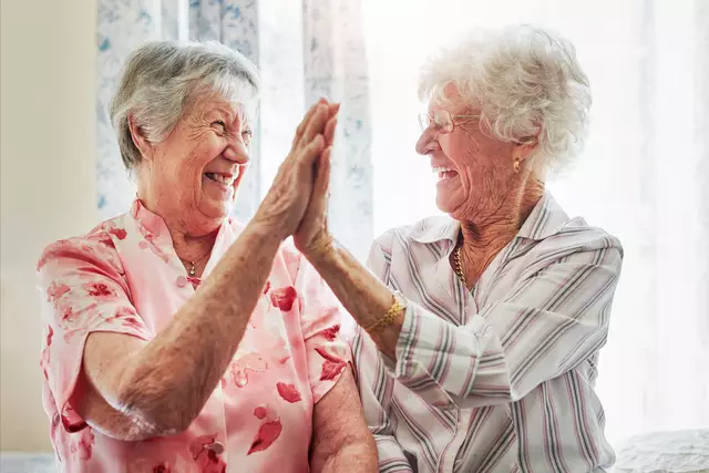 Hand in Hand durch den Alltag – gerade im Pflegeberuf spielt das eine entscheidende Rolle, um die Menschen entsprechend betreuen zu können. | Foto: stock.adobe.com - Camerene Pendl