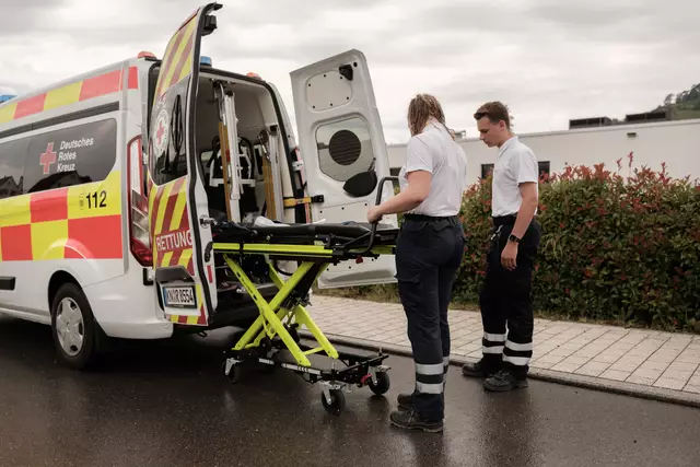 Die Vorbereitungen für den Krankentransport, um Patientinnen und Patienten sicher in Kliniken, Reha-Einrichtungen oder Praxen zu bringen, gehört zu einen der Aufgaben im FSJ. | Foto: DRK Rettungsdienst gGmbH