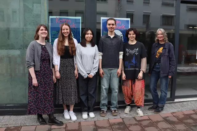 (v.l.n.r): Patricia Scheyda, Franziska Glaser, Sanga an, Lukas Klegraf-Gracia, Paula Landa sowie die Professorin Katrin Plavcak freuen sich auf das Kunstprojekt und auf die Eindrücke der Stadt Singen, die sie künstlerisch einfangen werden. | Foto: Juleda Kadrija