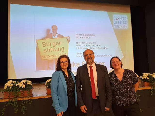 Sie sind stolz und dankbar auf die Spendenprojekte der Bürgerstiftung Stockach. Von links: Chefärztin des Krankenhauses Stockach, Svjetlana Peka, Erster Vorsitzender der Bürgerstiftung Stockach, Wolfgang Kammerlander, und Medizinische Technologin für Laboratoriumsanalytik, Julia Kuppel. | Foto: Sebastian Ridder