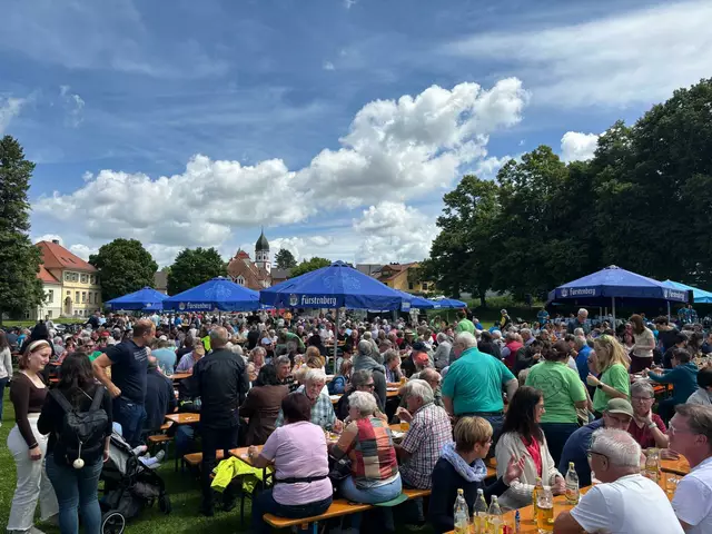 Bis nahezu auf die letzte Bank gefüllt war der Festplatz beim diesjährigen Friedinger Frühlingsfest am 29. Mai.  | Foto: Musikverein Friedingen