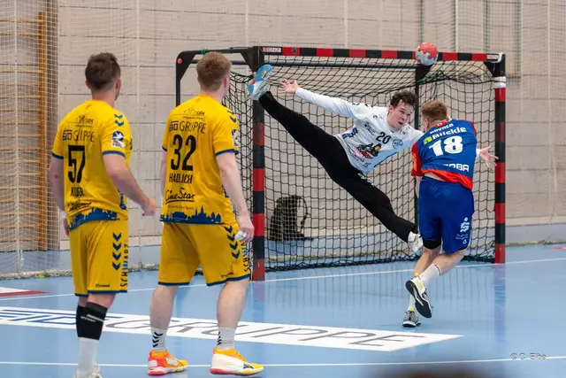 Auch unzählige Paraden von HSG-Keeper Konstantin Pauli konnten die 27:33 Heimniederlage gegen den HBW Balingen-Weilstetten nicht verhindern.  | Foto: Christian Elbe