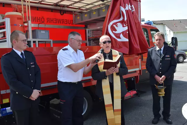 Pfarrer Stefan Hutterer segnete den neuen Gerätewagens Transport (GW-T). Im Bild von links nach rechts Abteilungskommandant Oliver Löble, Kassier Hans-Peter Häberle, Pfarrer Stefan Hutterer und der stellvertretende Kommandant der Gesamtfeuerwehr Öhningen Anton Osterwald | Foto: Achim Holzmann