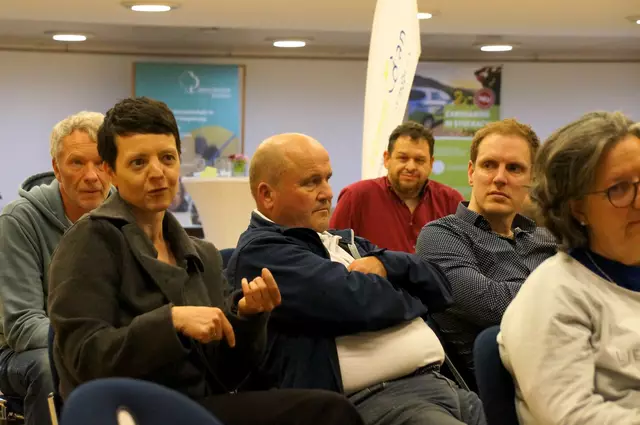 Auch die in Stockach wohnende Kreisrätin (Bündnis 90 / Grüne) Eva Edelmann-Ohler war im Publikum und debattierte fleißig mit bei der Podiumsdiskussion am "Abend des ÖPNV" im Stockacher Bürgerhaus Adler Post. | Foto: Elsa Frey-Wolf