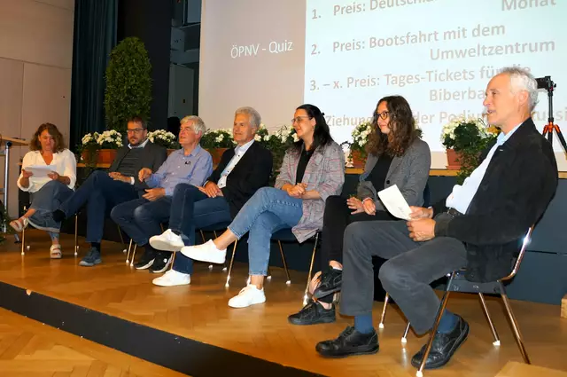 Auf dem Podium und zur Diskussion parat saßen (von links) Sabrina Molkenthin (Umweltzentrum Stockach), Ralf Derwig (Förderverein Ablachtalbahn), Bernd Rüffer (Verein Klimakompetent Mobil), Ralf Bendl (VHB), Stefanie Matzner (Amt für Nahverkehr des Landkreises Konstanz), Tanja Brehme (Mobilitäts- und Klimaschutzkoordinatorin des Landkreises Konstanz) und Hans Steißlinger (BUND Ortsgruppe Bodman-Ludwigshafen-Stockach).  | Foto: Elsa Frey-Wolf