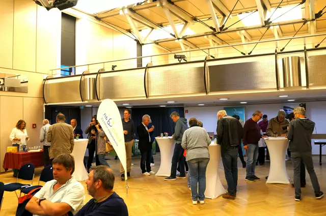 An Ständen des Fördervereins Ablachtalbahn, des Umweltzentrums Stockach, des Vereins Klimakompetent Mobil, der Bodensee-S-Bahn und der BUND Ortsgruppe Bodman-Ludwigshafen-Stockach im Bürgerhaus Adler Post in Stockach konnten sich die Besucher informieren. | Foto: Elsa Frey-Wolf