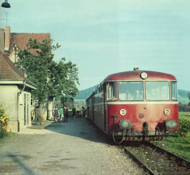 Ab November 1951 wurde auf der Strecke der Randenbahn auch ein Schienenbus eingesetzt – hier im Bahnhof Hilzingen. | Foto: Georg Schwach, in „Hilzingen – Geschichte und Geschichten – Band 2“.