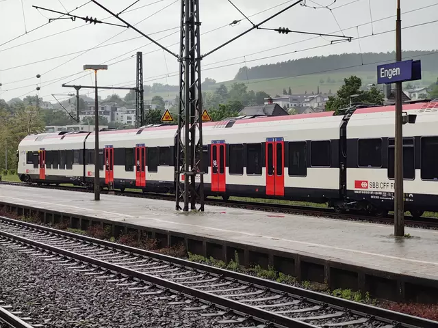 Ein Seehas ist mit zwei Wagen am Engener Bahnhof abgestellt. Per Schiene geht dort aktuell nichts, allerdings ist ein Ersatzverkehr mit Bussen eingerichtet. | Foto: Anja Kurz