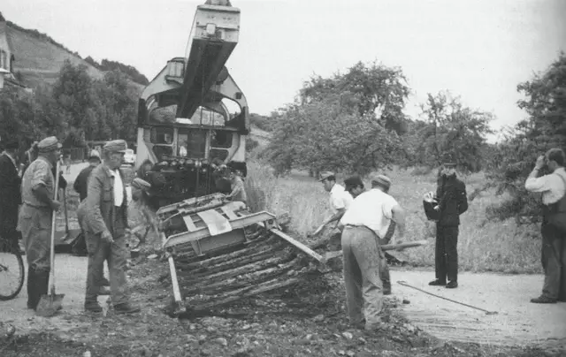 Mithilfe von schwerem Gerät wurden die Gleise der Randenbahn 1967 wieder herausgerissen. | Foto: Werner Gönner, in „Hilzingen – Geschichte und Geschichten – Band 2“.