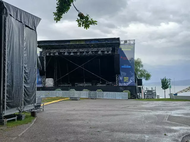 Aufgrund von Unwetterwarnungen muss die Bühne des Seefestivals heute leer bleiben. | Foto: Philipp Findling