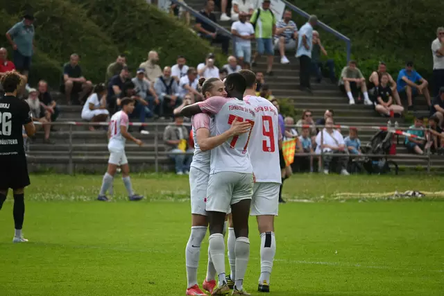 Auch in der Relegation will der Türkische SV Singen um seine beiden Torjäger Volkan Bak und Abdoulie Mboob möglichst oft und am Ende über den Aufstieg in die Oberliga Baden-Württemberg jubeln.  | Foto: Philipp Findling